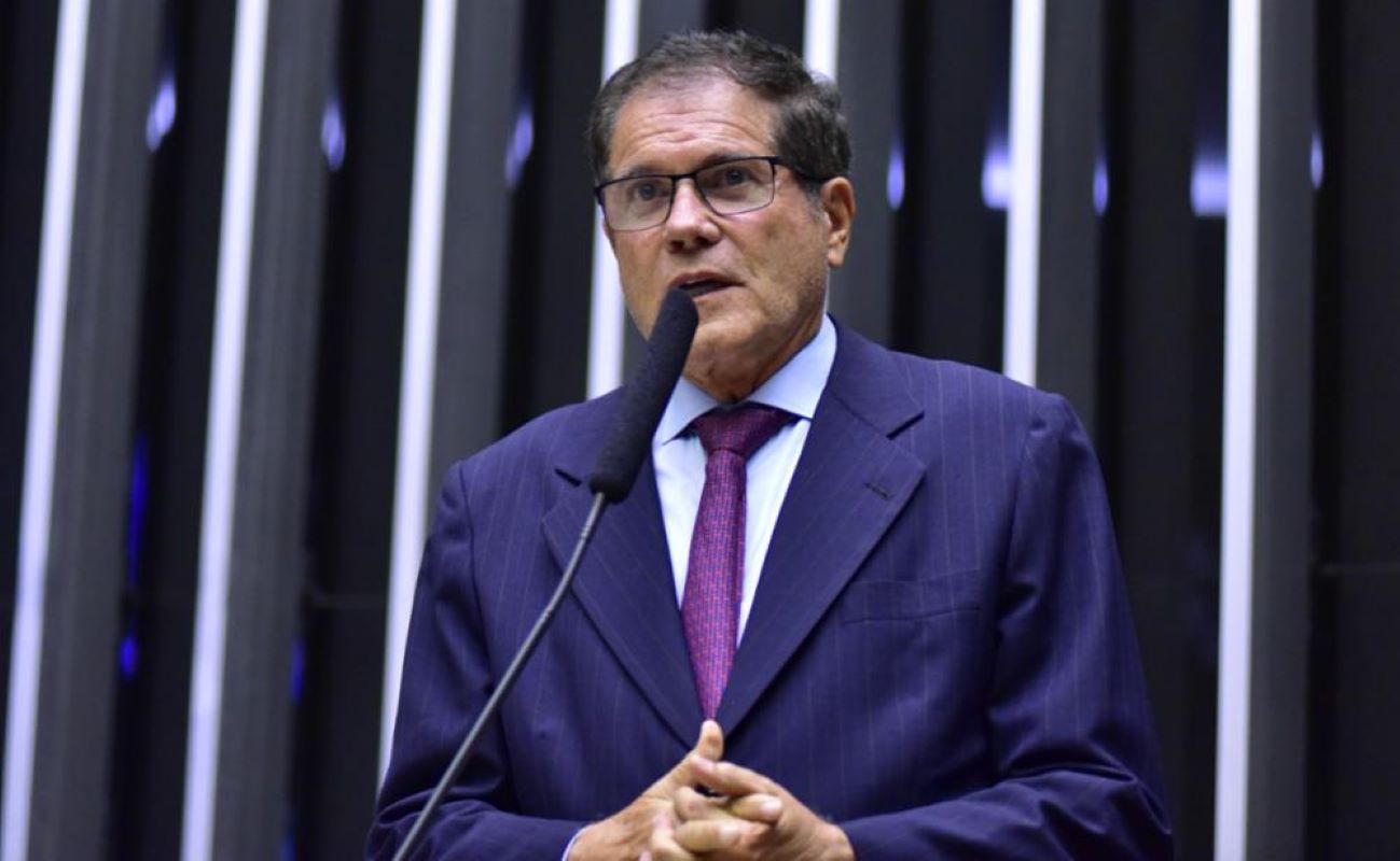 deputado-envia-r$-1-mi-em-emenda-para-erguer-estatua-no-meio-do-nada