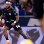 na-bahia,-memphis-depay-responde-provocacao-de-torcedor-do-palmeiras