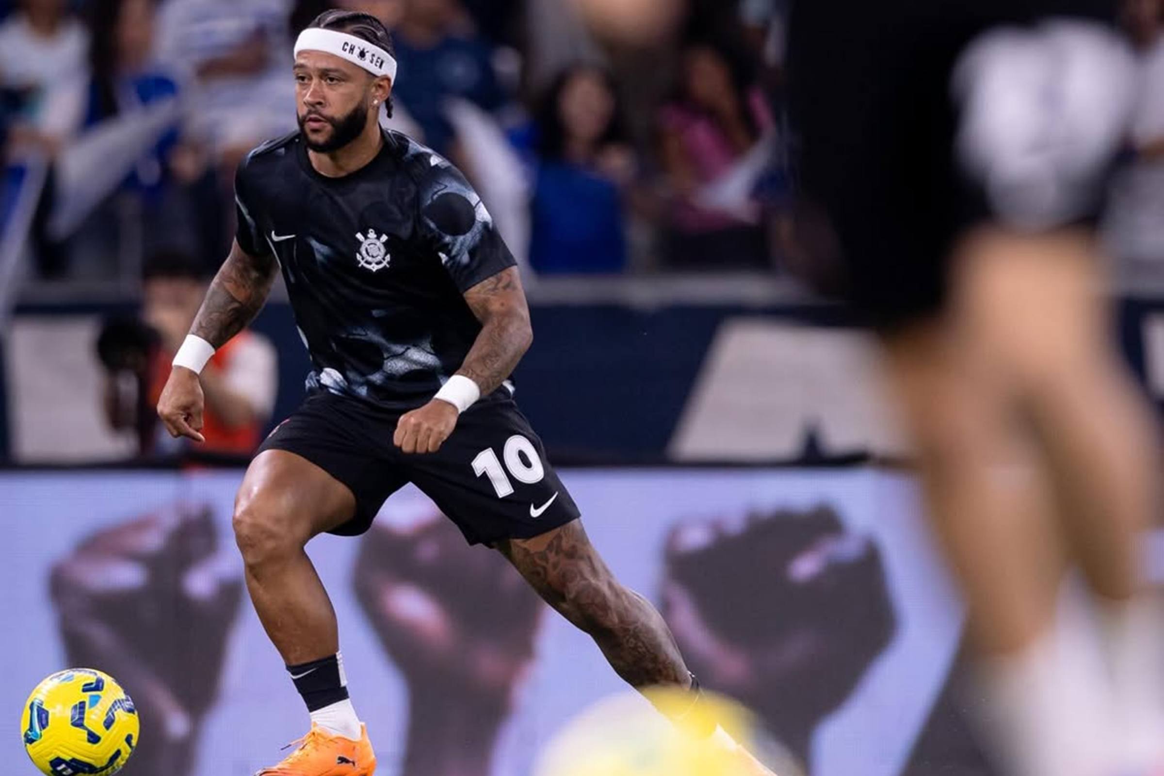 na-bahia,-memphis-depay-responde-provocacao-de-torcedor-do-palmeiras