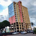 faixa-gigante-toma-lateral-de-iconico-hotel-que-sera-implodido-no-df