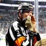 estrela-de-hollywood-se-veste-de-arbitro-em-jogo-da-nhl;-confira