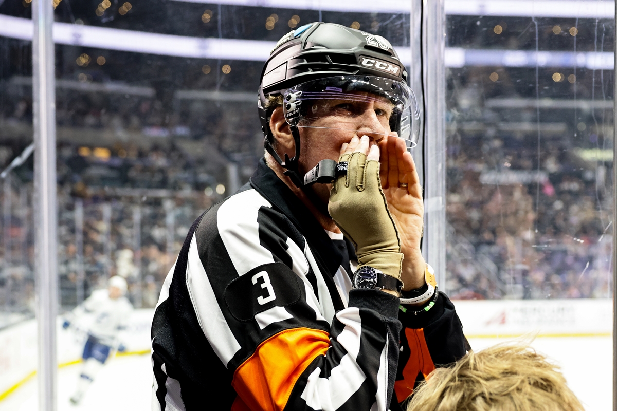 estrela-de-hollywood-se-veste-de-arbitro-em-jogo-da-nhl;-confira