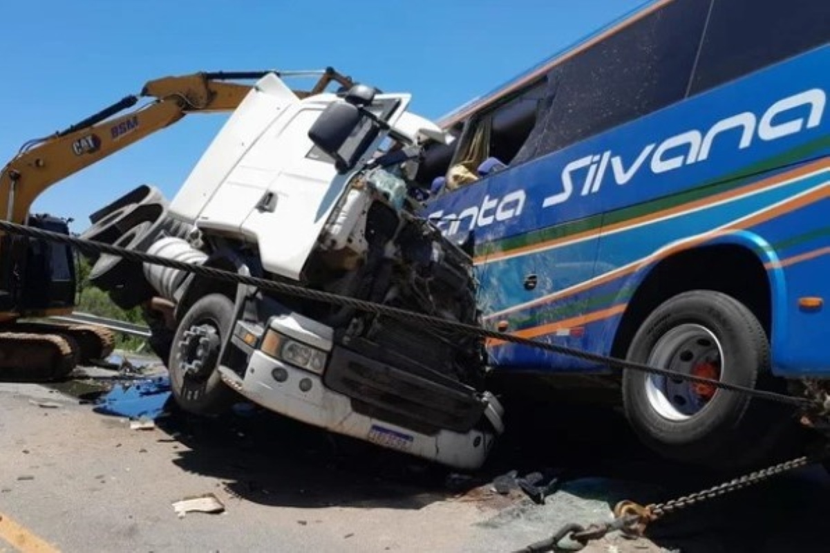 colisao-entre-onibus-e-carreta-deixa-quatro-mortos-na-br-116