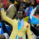 torcedor-da-rd-congo-fica-imovel-e-“vira”-estatua-por-90-minutos