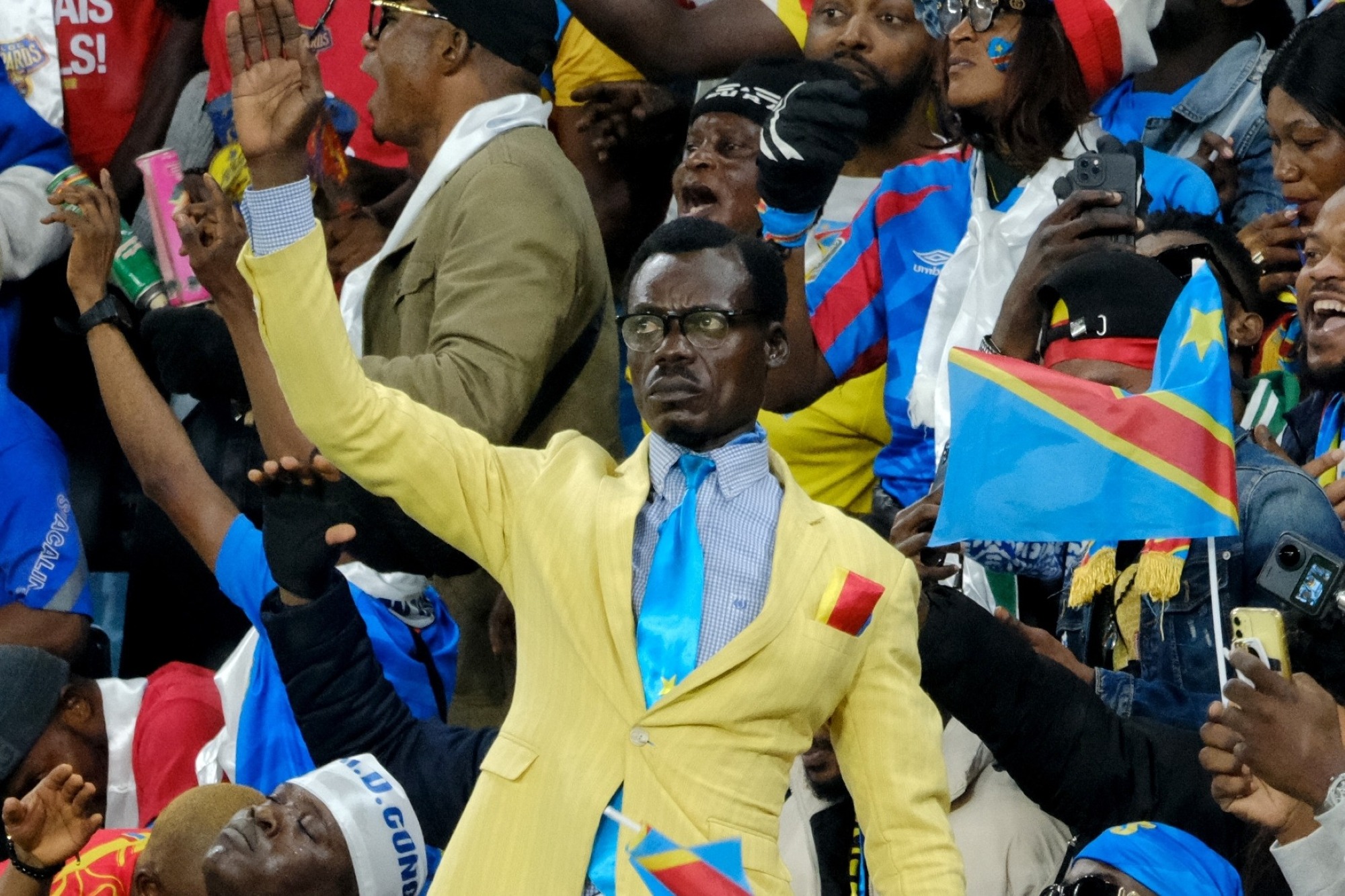 torcedor-da-rd-congo-fica-imovel-e-“vira”-estatua-por-90-minutos