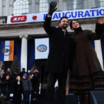primeira-dama-de-ny-veste-sobretudo-de-designer-palestina-em-posse 