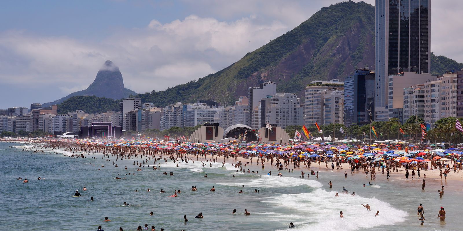 bombeiros-fizeram-1.167-salvamentos-em-dois-dias-na-orla-do-rio