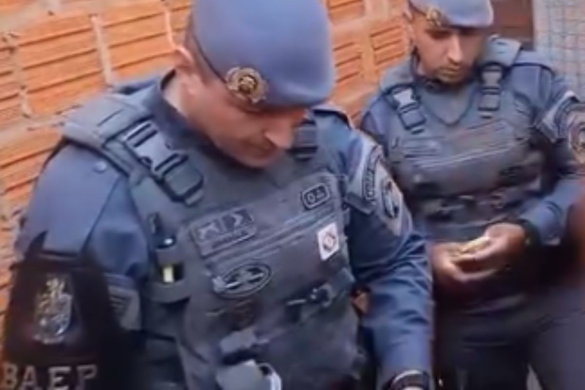 pms-sao-investigados-por-agredir-suspeito-e-exigir-senha-de-celular