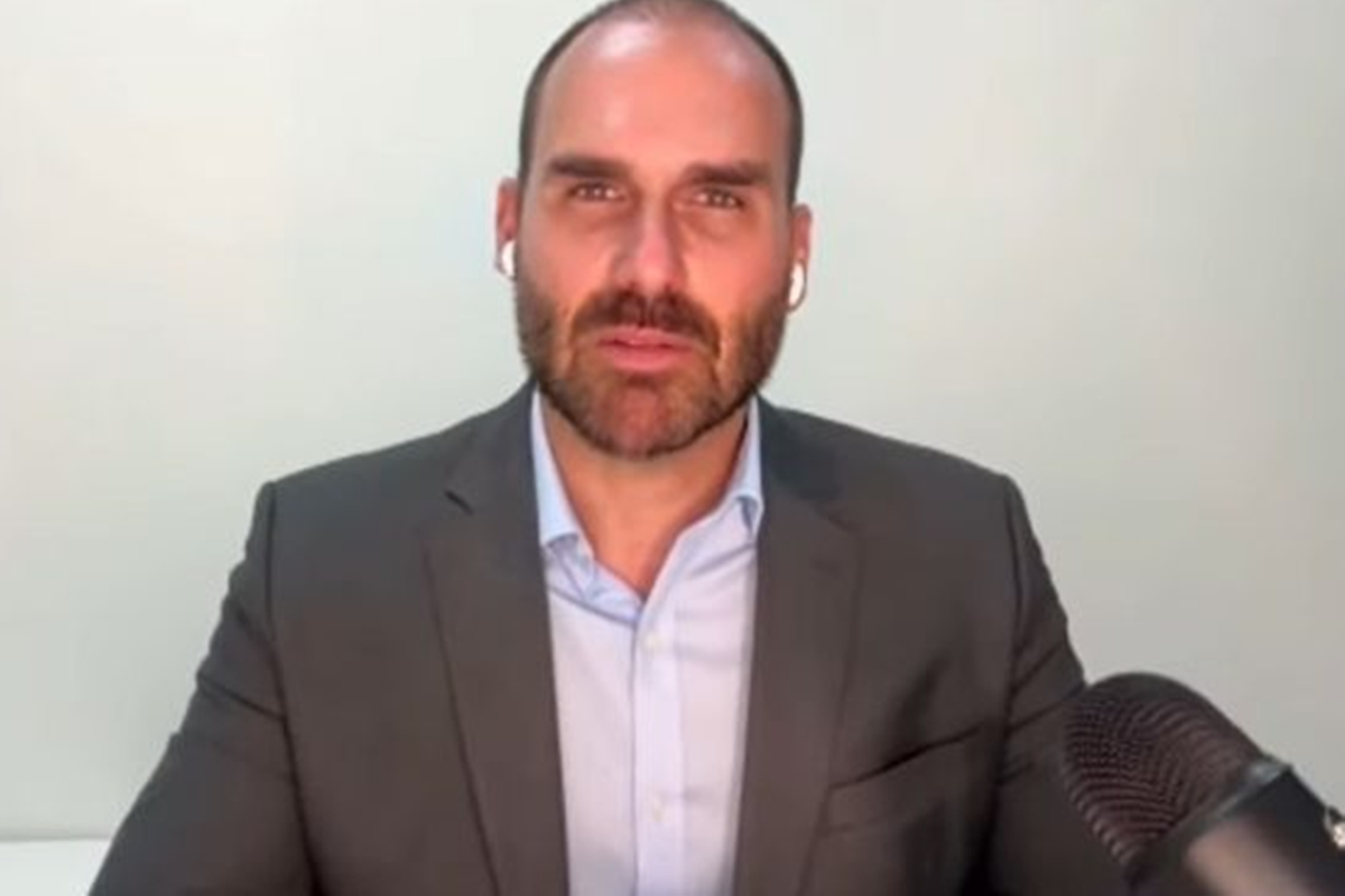 o-que-a-pf-pensa-sobre-a-possivel-demissao-de-eduardo-por-faltas