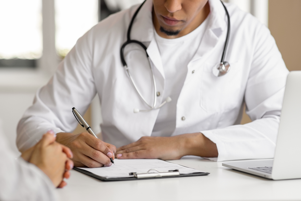 atestados-medicos-em-papel-nao-valem-em-2026?-entenda-resolucao-do-cfm