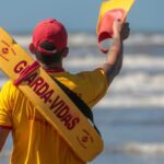 aguia-resgata-5-banhistas-em-risco-de-afogamento-no-litoral-de-sp