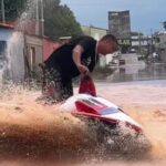 morador-anda-de-jet-ski-em-rua-alagada-de-planaltina-de-goias.-veja-video