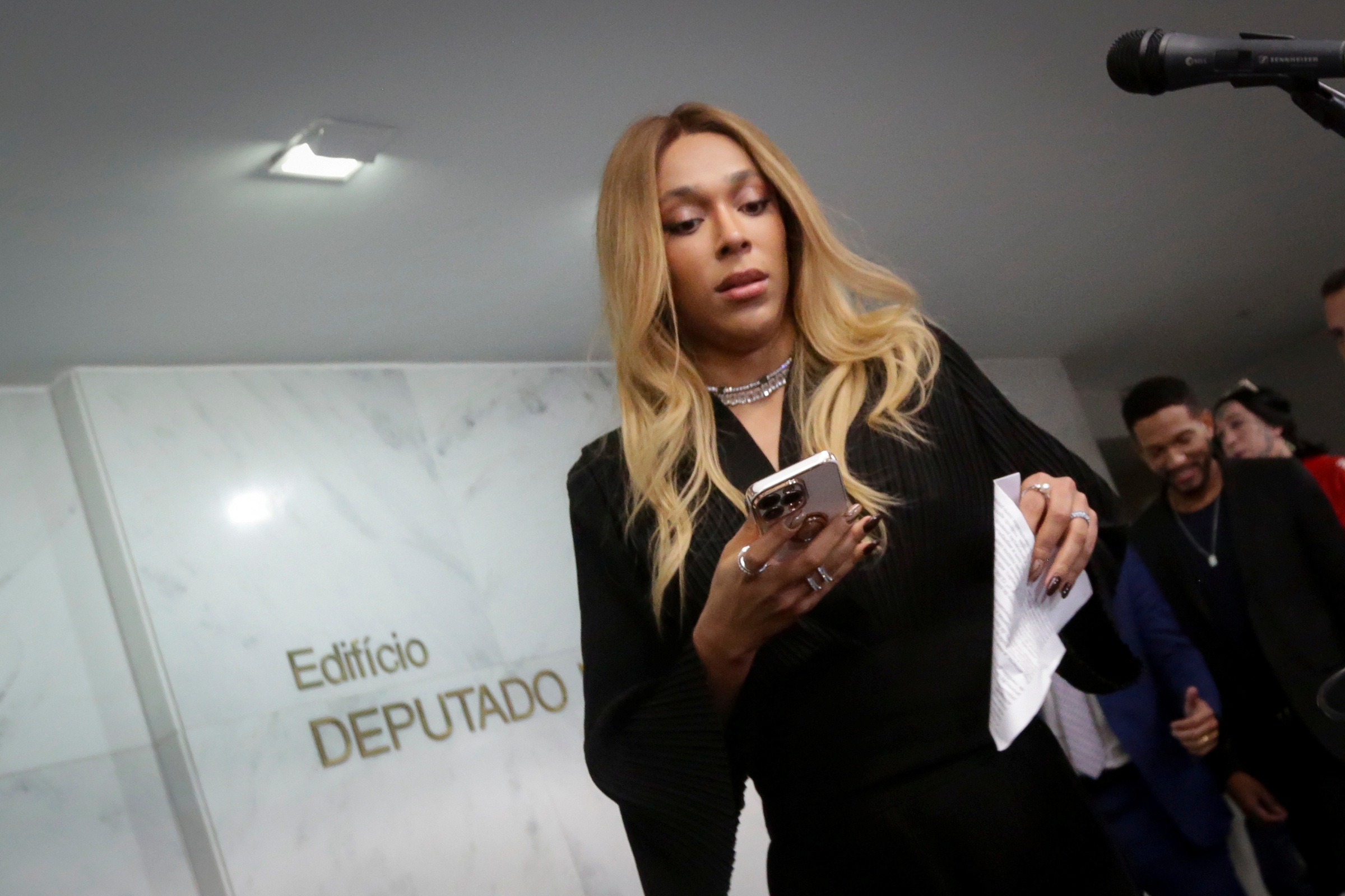 erika-hilton-aciona-mpf-contra-deepfake-sexual-infantil-no-grok