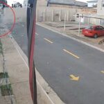 carro-detona-muro,-derruba-poste-e-invade-condominio-no-entorno.-veja-video