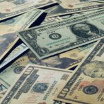 dolar-sobe-e-bolsa-oscila-com-mundo-em-alerta-por-crise-na-venezuela