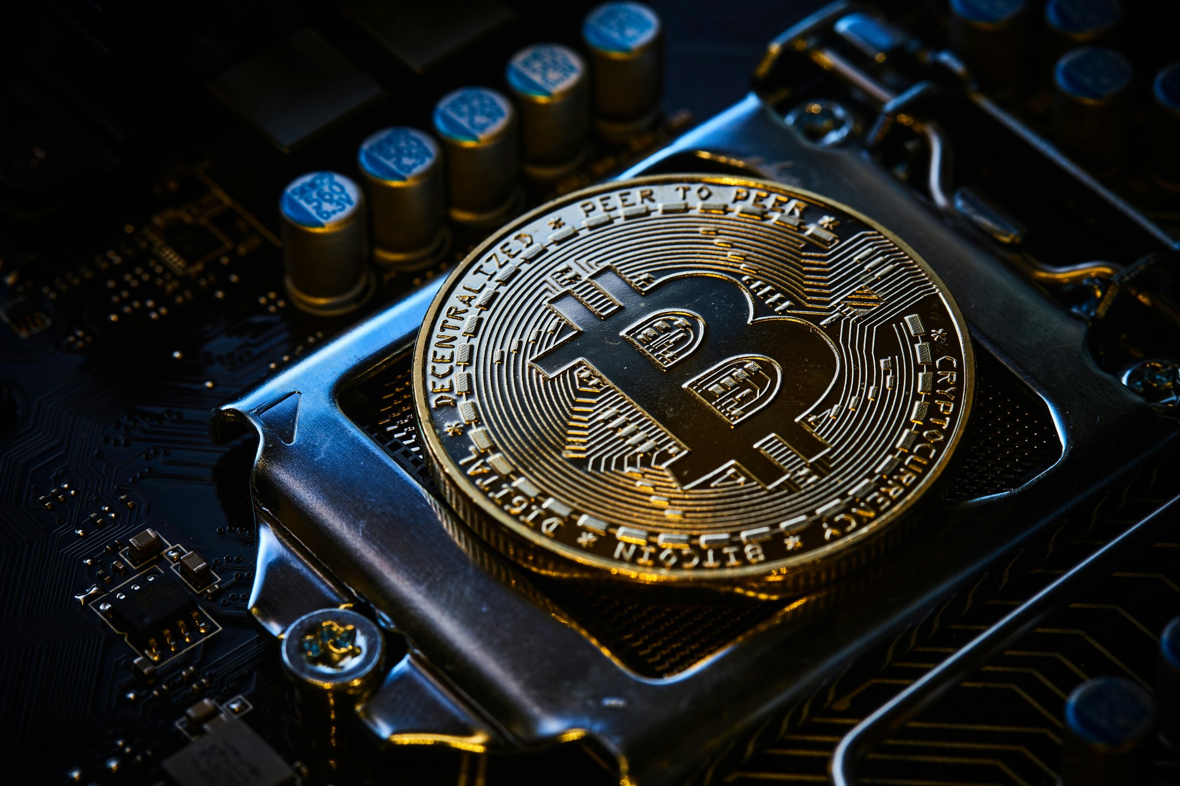 com-incerteza-global,-bitcoin-dispara-e-ultrapassa-us$-93-mil