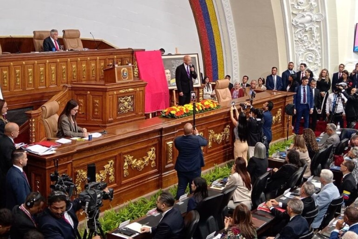 irmao-de-delcy,-presidente-do-parlamento-defende-volta-de-maduro