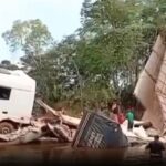 ponte-desaba-e-caminhao-de-carga-cai-em-rio-no-sul-do-para.-video