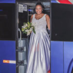 noiva-homenageia-pai-motorista-ao-chegar-a-cerimonia-de-onibus.-veja-video