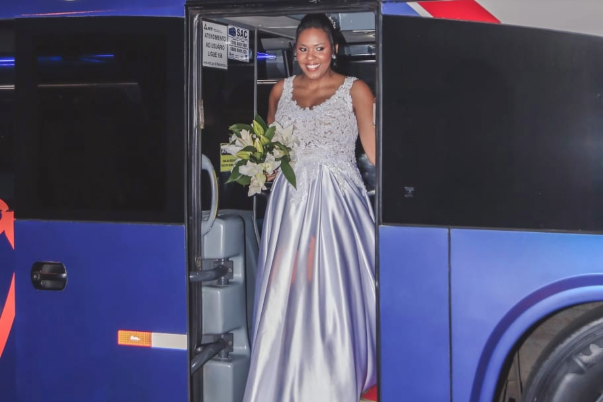 noiva-homenageia-pai-motorista-ao-chegar-a-cerimonia-de-onibus.-veja-video
