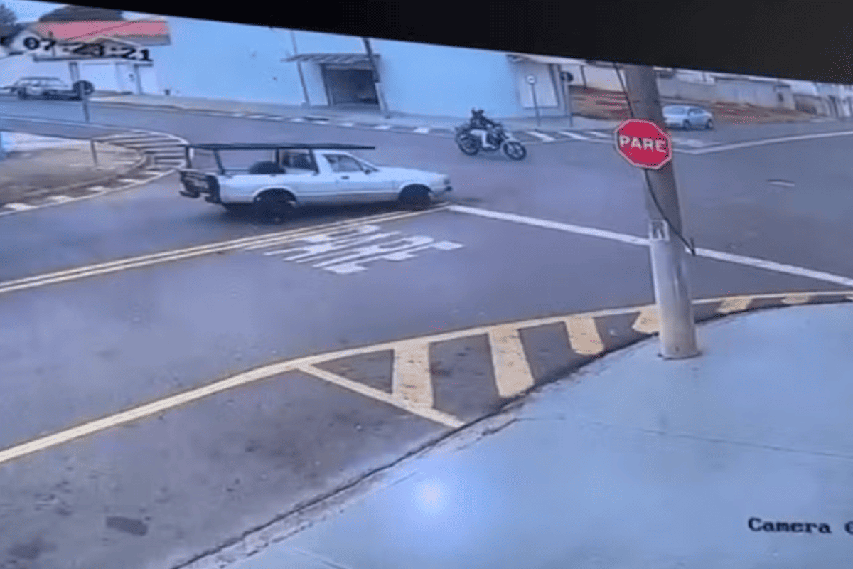 motorista-sem-cnh-atropela-motociclista-ao-tentar-fugir-da-policia