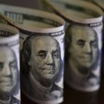 dolar-recua-e-bolsa-sobe-forte-com-crise-na-venezuela-em-segundo-plano