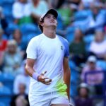 joao-fonseca-perde-5-posicoes-no-ranking-apos-desistencia-em-brisbane