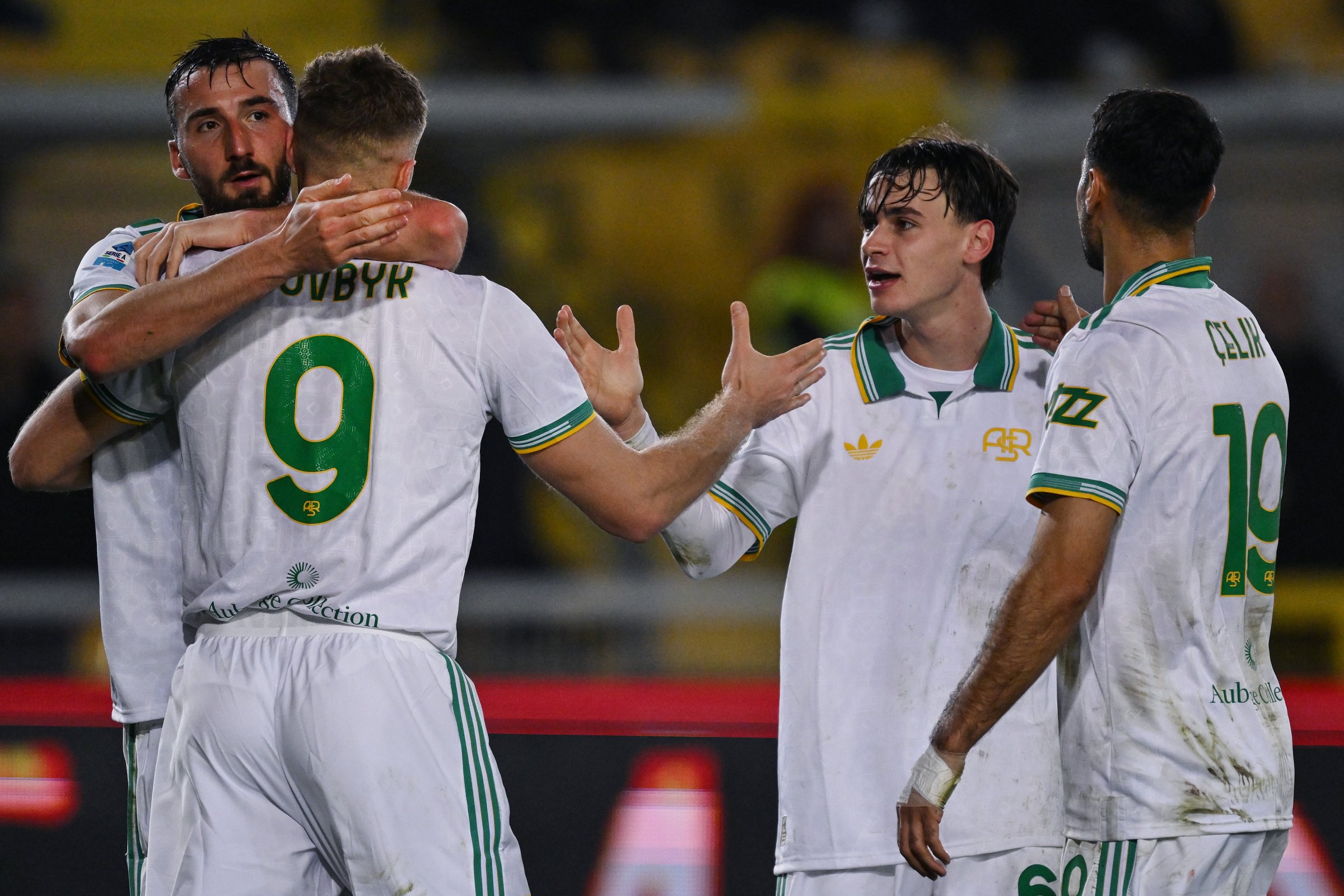com-um-gol-em-cada-tempo,-roma-vence-lecce-pelo-campeonato-italiano