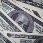 dolar-opera-estavel-e-bolsa-recua-com-mercado-atento-a-emprego-nos-eua