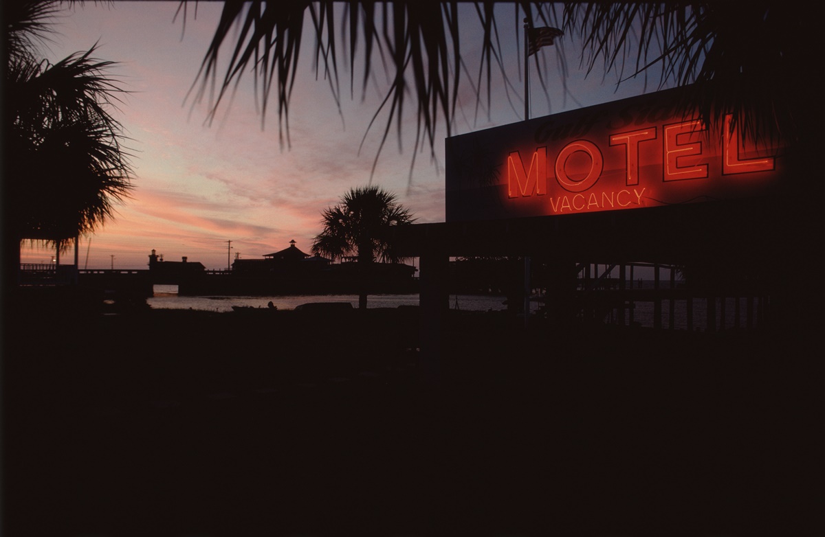 tragedia-em-motel:-homem-morre-carbonizado-em-quarto-destruido-pelo-fogo