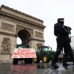 cerca-de-100-tratores-invadem-paris-em-protesto-contra-ue-mercosul