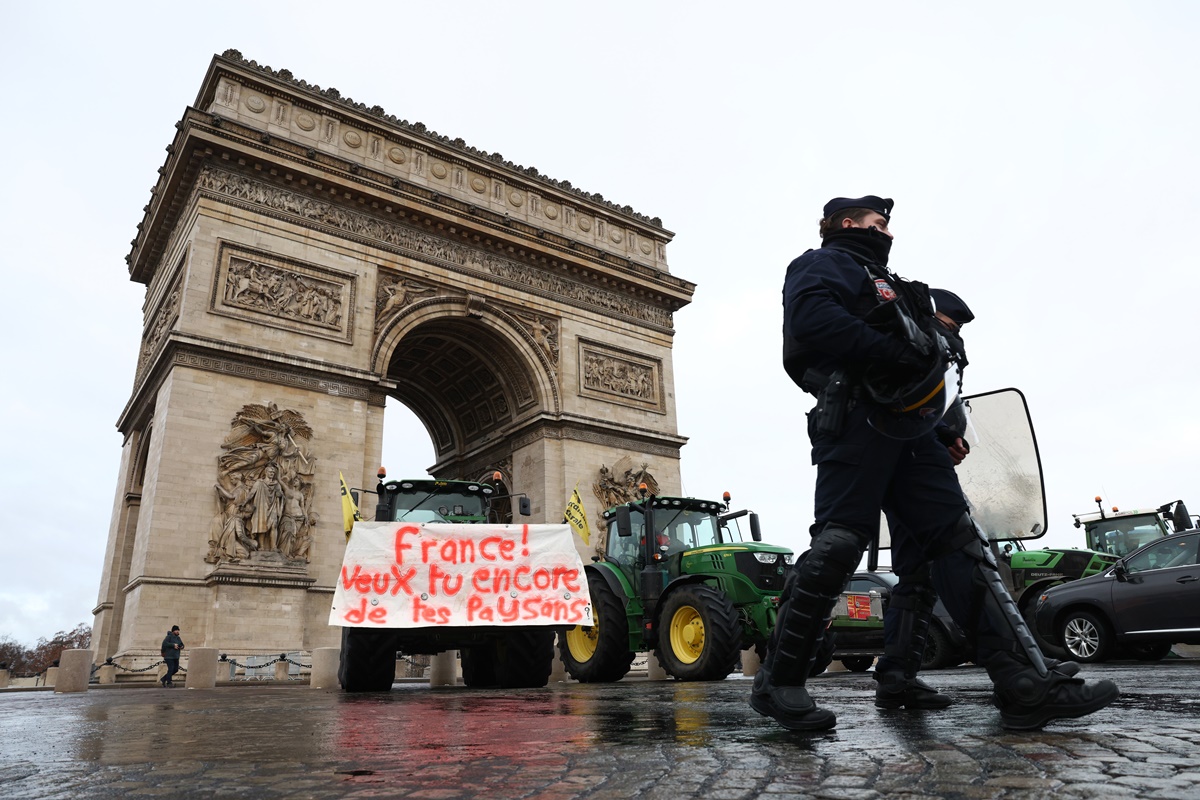 cerca-de-100-tratores-invadem-paris-em-protesto-contra-ue-mercosul