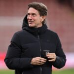 cafe-da-discordia:-tecnico-do-tottenham-e-flagrado-com-copo-do-arsenal