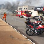 carro-e-consumido-por-chamas-e-mobiliza-bombeiros-em-via-do-df.-veja-video