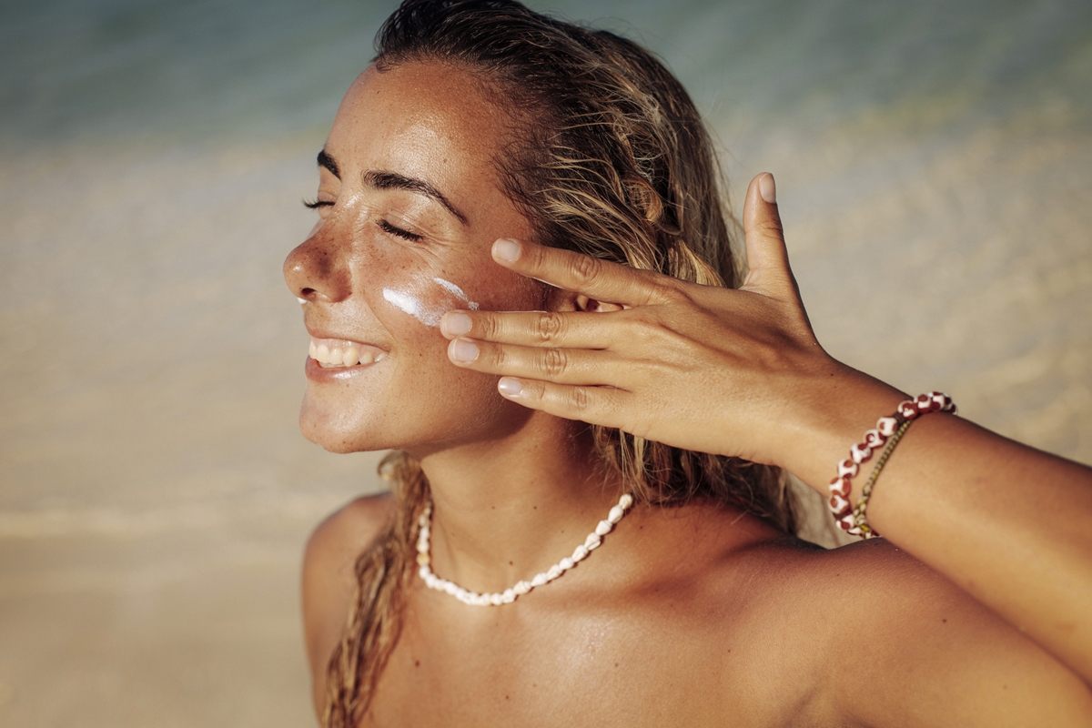 skincare-nas-ferias:-como-montar-um-necessaire-pratico-para-viajar