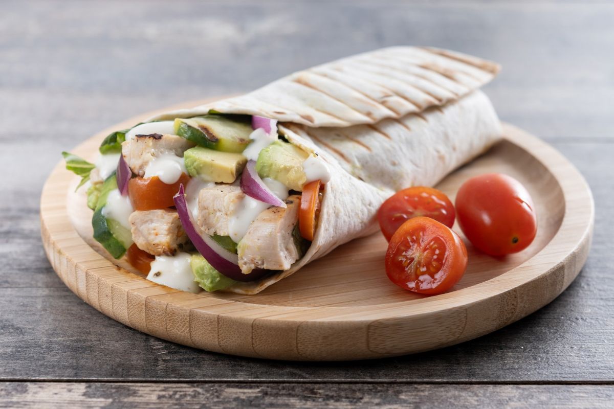 wrap-de-frango-com-molho-de-iogurte:-opcao-leve-e-saborosa