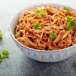 frango-desfiado-na-panela-de-pressao:-facil-e-perfeito-para-marmitas