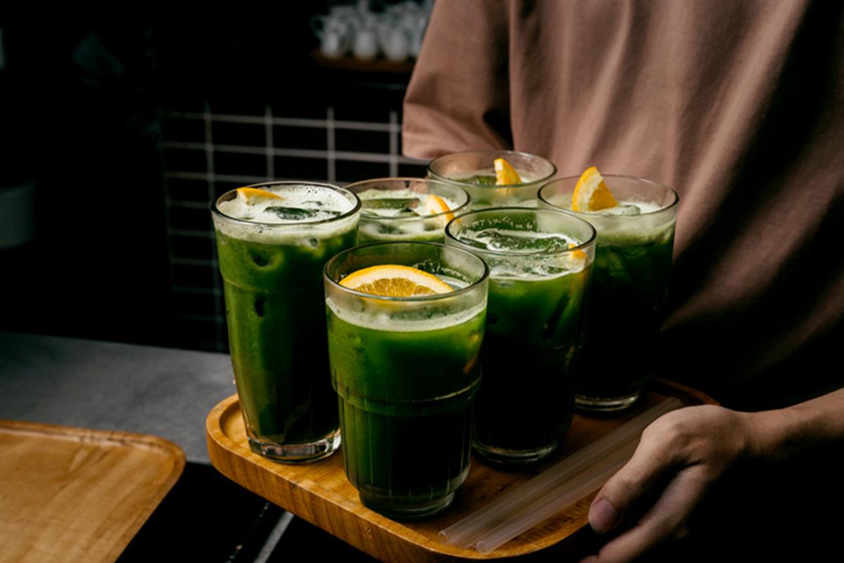 suco-de-limao-com-gengibre-e-erva-cidreira-refresca-e-desincha