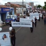 “justica”:-parentes-e-amigos-fazem-passeata-para-professor-morto-no-df