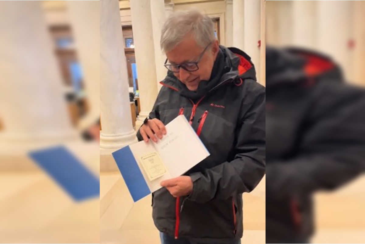 professor-da-unb-se-emociona-ao-ver-livro-dele-em-harvard.-veja-video