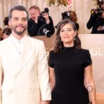 wagner-moura-chega-ao-globo-de-ouro-2026-ao-lado-da-esposa;-veja-fotos