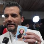 wagner-moura-leva-santinho-de-fernanda-torres-ao-globo-de-ouro-2026