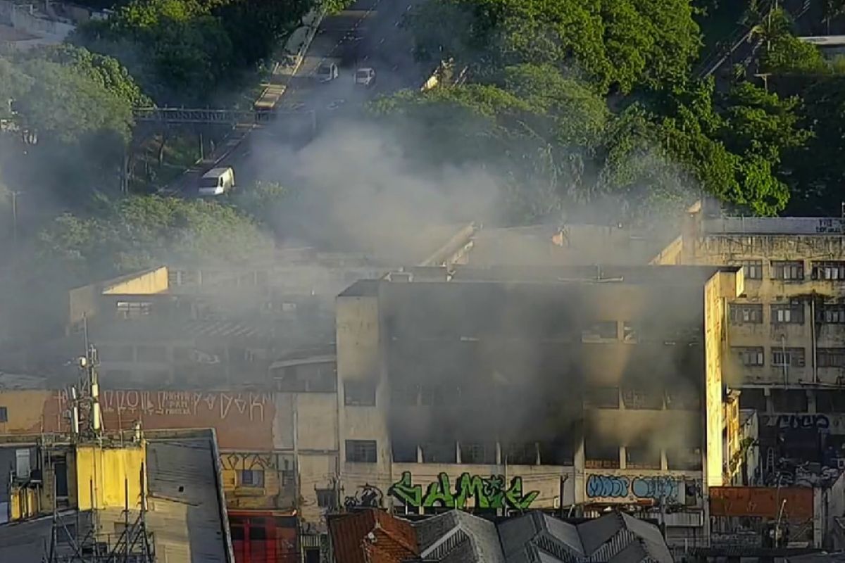 sao-paulo:-incendio-atinge-apartamento-com-“muito-material-combustivel”