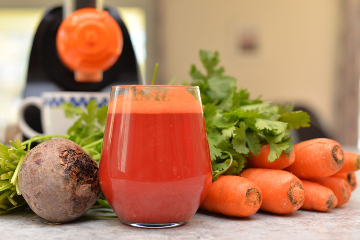 por-que-voce-deve-tomar-suco-de-beterraba-e-cenoura,-segundo-nutri