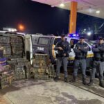 traseira-rebaixada:-pm-suspeita-de-carro-e-acha-1-tonelada-de-droga