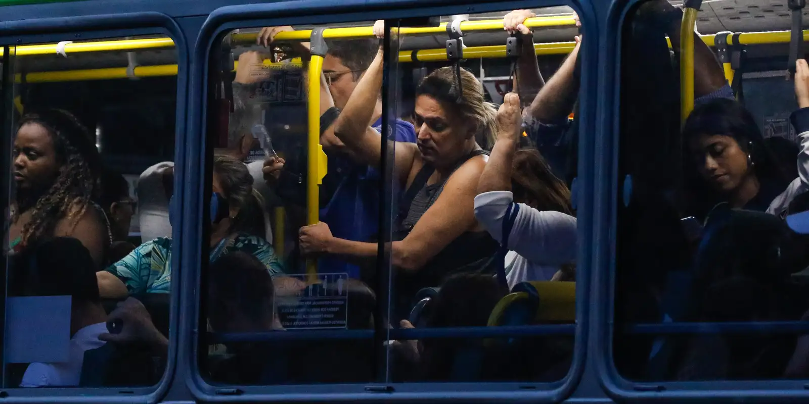livro-apresenta-contrastes-do-rio-ao-examinar-linha-de-onibus-474