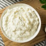 coalhada-caseira:-so-tres-ingredientes-e-muita-proteina-no-seu-prato