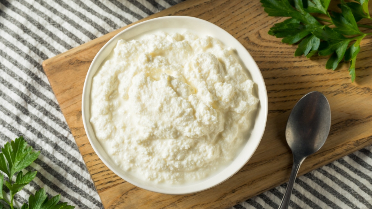 coalhada-caseira:-so-tres-ingredientes-e-muita-proteina-no-seu-prato