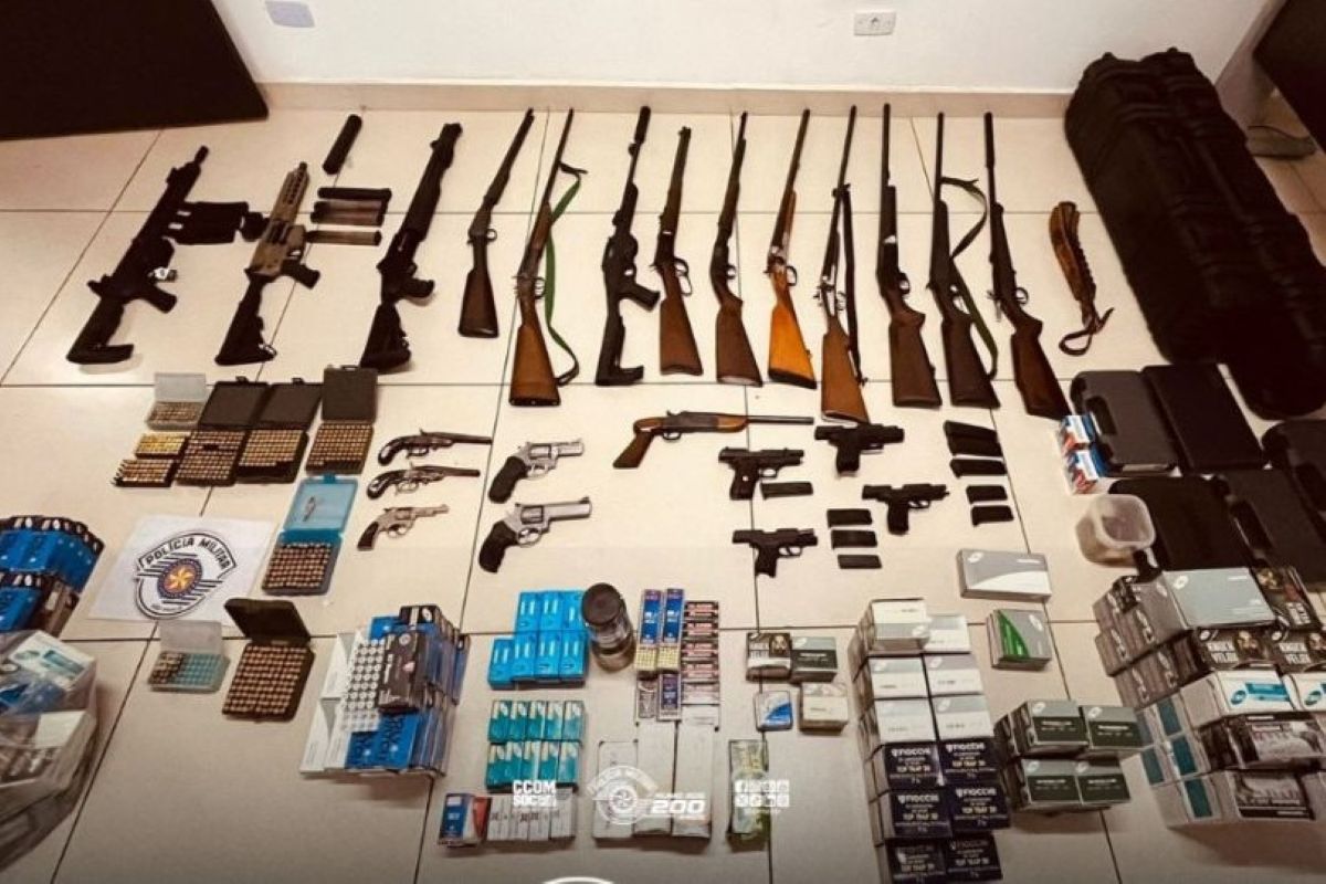 arsenal:-pm-acha-metralhadoras-e-12-mil-municoes-em-casa-no-interior