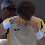 tenista-corta-cabelo-sozinho-durante-partida-do-atp-250-de-auckland.-veja-video